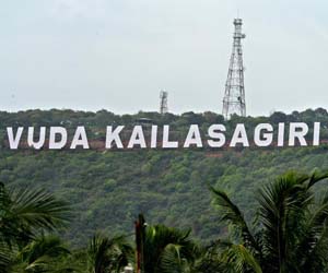 chandrababu naidu kailasagiri hudhud cyclone chandrababu work tree saw